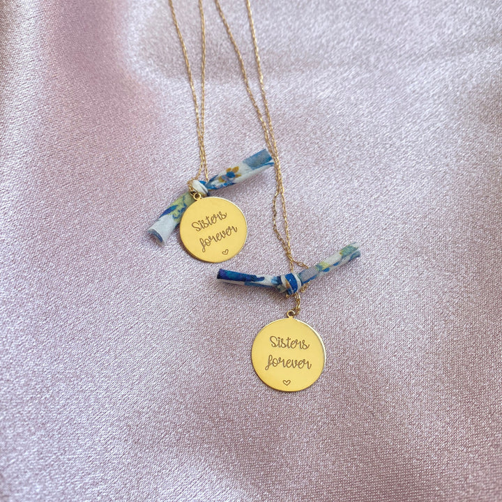 Medallion necklace gold