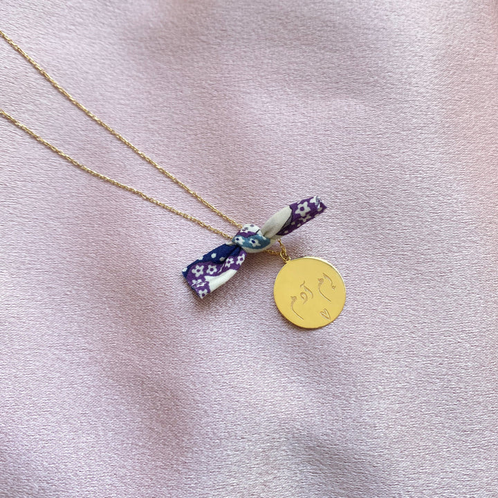 Medallion necklace gold