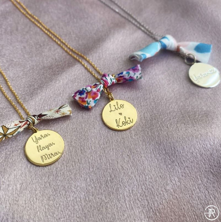 Medallion necklace gold